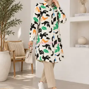Tunique femme à motifs sur fond blanc