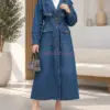 Trench long en jean bleu foncé pour femme, confectionné dans un jean lourd non extensible adapté à la saison froide. Avec sa longueur de 130 cm, il offre une coupe longue et couvrante pour composer une tenue féminine, moderne et modeste en automne et en hiver, en ligne livraison maroc