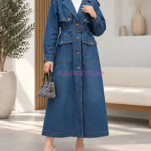 Trench long en jean bleu foncé pour femme, confectionné dans un jean lourd non extensible adapté à la saison froide. Avec sa longueur de 130 cm, il offre une coupe longue et couvrante pour composer une tenue féminine, moderne et modeste en automne et en hiver, en ligne livraison maroc
