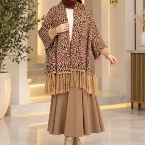 Cape femme en maille à motif jaguar marron